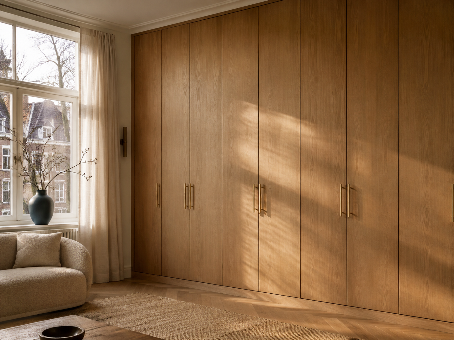 Kastenwand van eikenhout op maat in een woonkamer